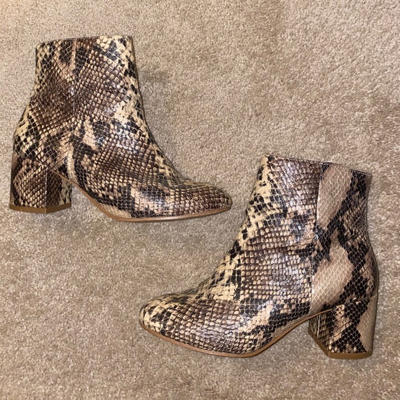 Urban outfitters snakeskin booties with heel - Picture 1 of 5